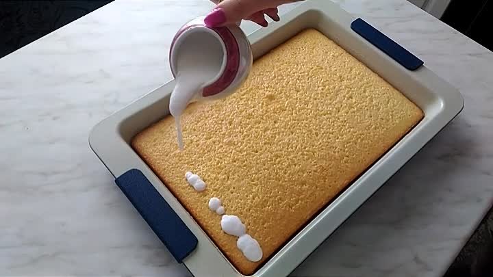 Молочный пирог (Затем, слегка взбитыми с сахаром, сливками)