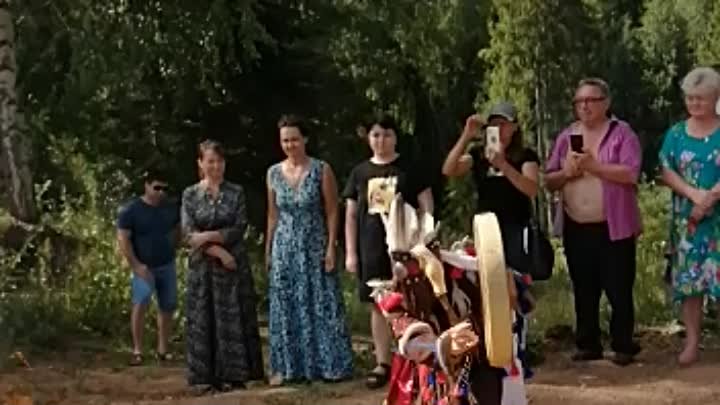Марийский шаман проводит обряд нашим туристам 