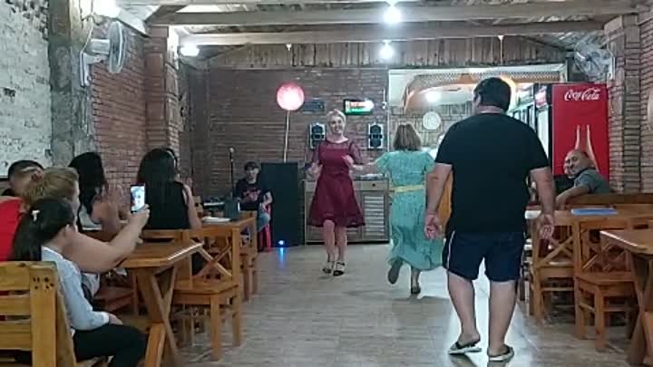 Валечка и Наташенька показали 🧔 грузинам,как нужно танцевать нашу П ...