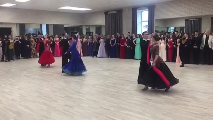 Пары танцуют Венский вальс в Большом зале Школы танцевального спорта ...