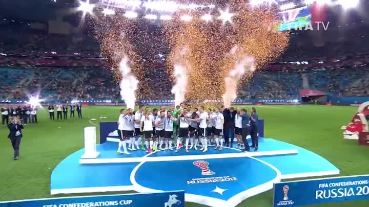 Момент вручения трофея Кубка Конфедераций 2017 сборной Германии