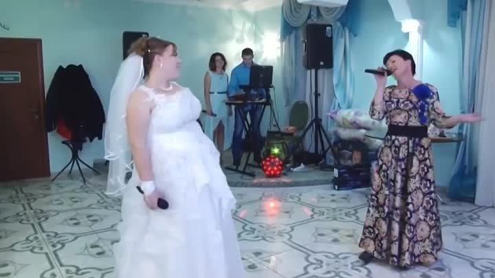 Невеста и мама обалденно поют на свадьбе.