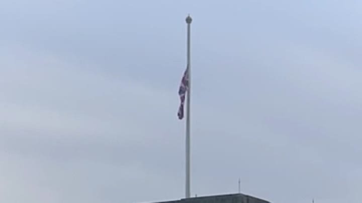 На сколько приспускают флаги при трауре. Букингемский дворец Штандарт. Флаг над Букингемским дворцом. В Букингемском Дворце приспущены флаги. Букингемский дворец с опущенным флагом.