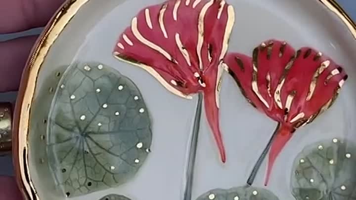 Творческий процесс создания красивой керамической тарелочки своими р ...