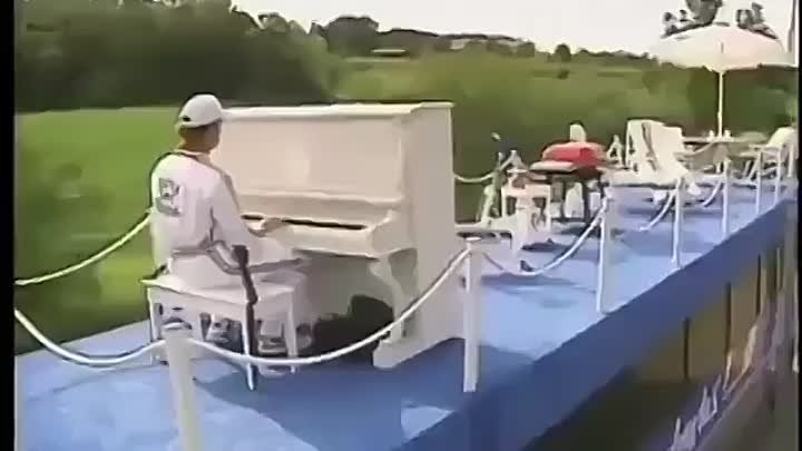 Пианист и мост