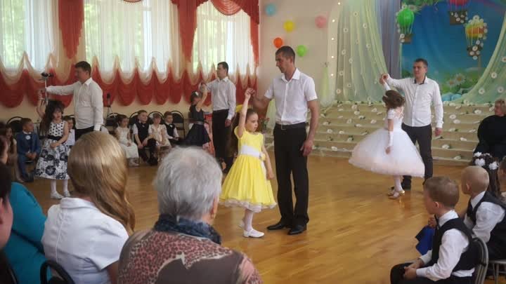 Танец пап с дочерями