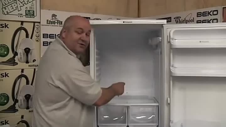 Как прочистить трубку в холодильнике. Холодильник Индезит ноу Фрост система слива. Сливная трубка холодильника LG ноу Фрост. Холодильник Индезит сливное отверстие.