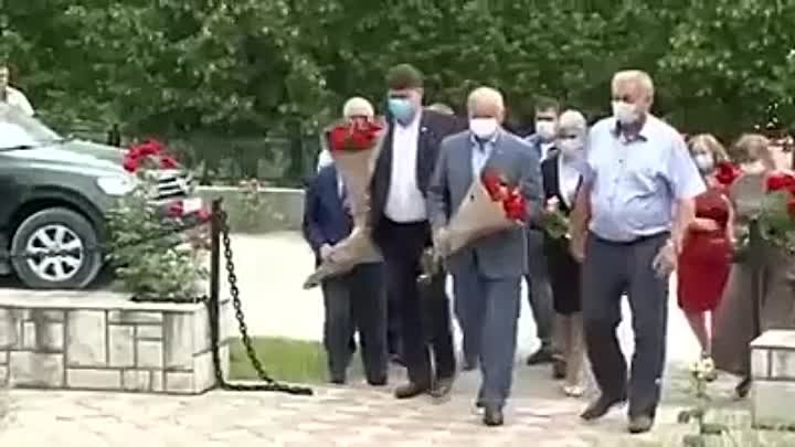 Президент Молдавии Додон И.н. на могиле Мочалова А.Б. в с.Окланда