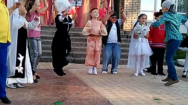 Выпускники детского сада , празднуют День России.