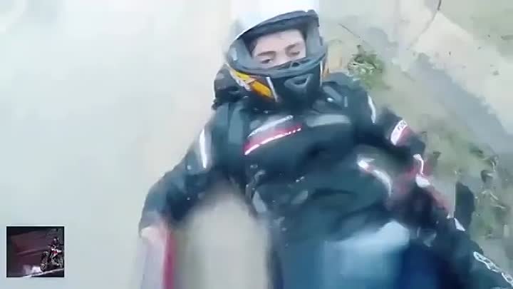 Парень спас свою девушку на мотоцикле