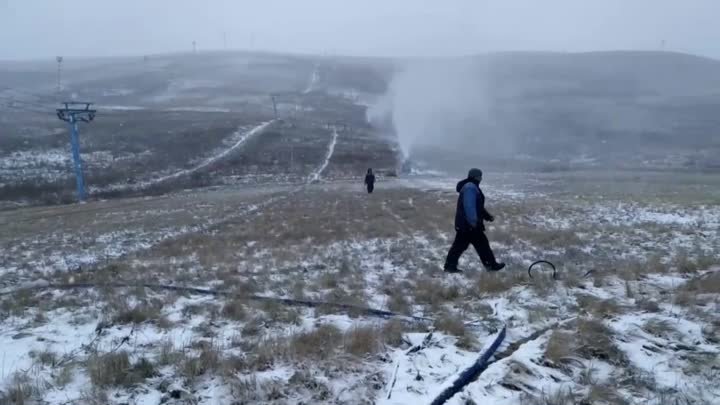 Турбаза «Кувандык 365» приступила к оснежению горнолыжной трассы