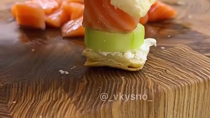 Очень вкусная НОВОГОДНЯЯ закуска из слоеной булочки с сыром филадель ...