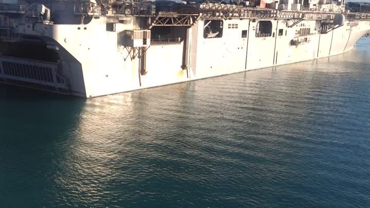 Уникальное видео ,корабль вооруженных сил США (НАТО )стоит в порту П ...