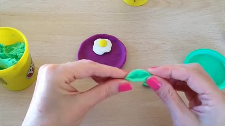 Как лепить Еду. Из пластилина Play-Doh лепим яичницу с сосисками и з ...