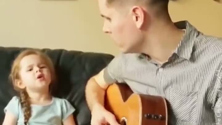 Песня отец я пою. Папа с дочкой поют. Девочка поет с папой. Видеоролик про папу.