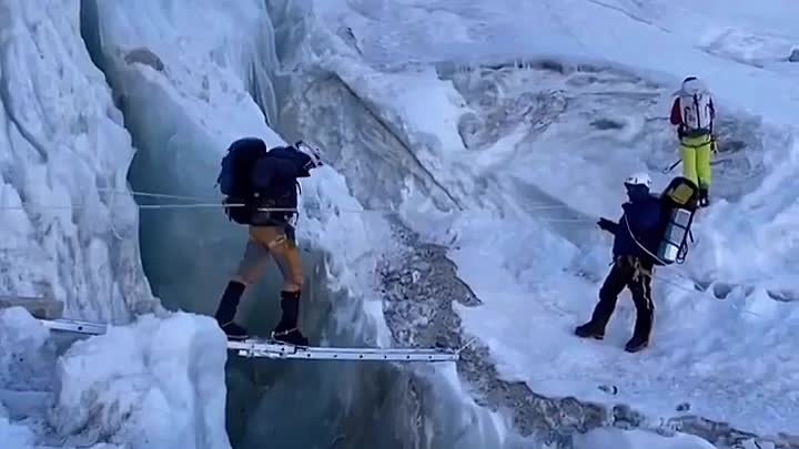 А вы бы пересекли эти лестницы на Эвересте? 🏔