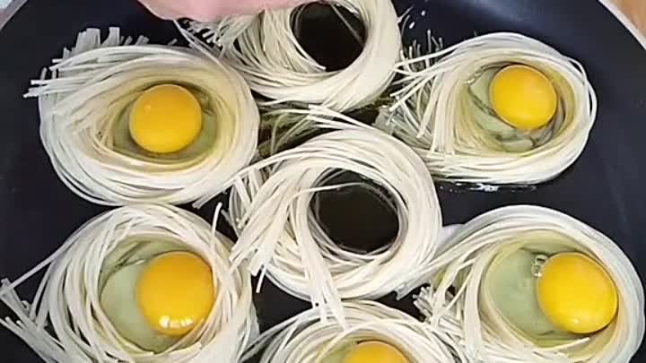 Завтрак из яиц и спагетти