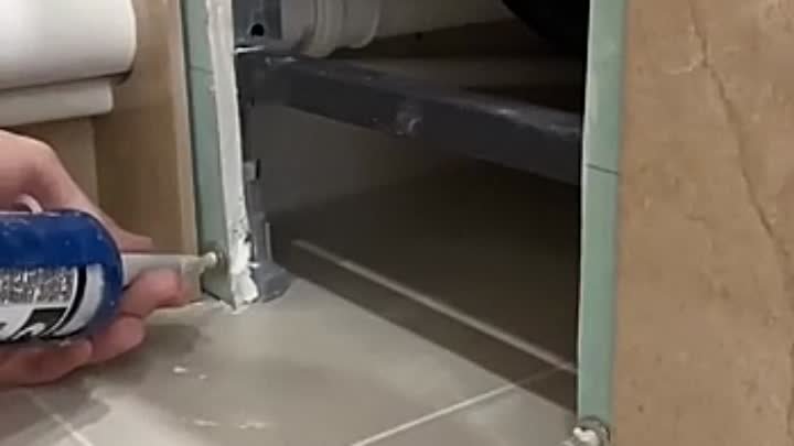 Ревизионный люк из плитки с магнитами.