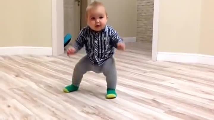 Малыш учится ходить