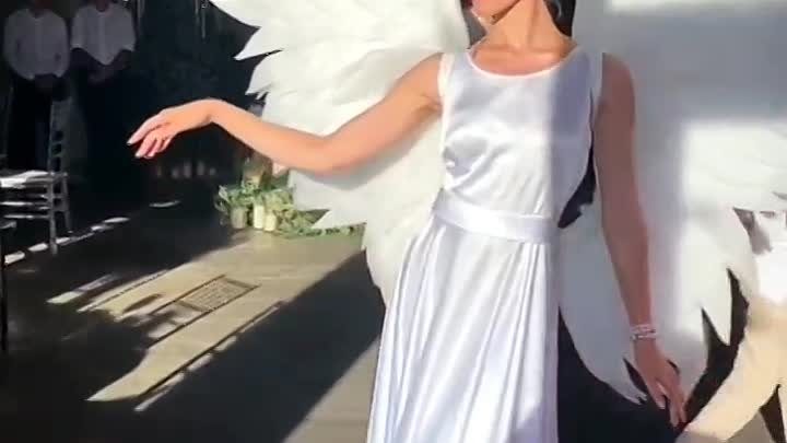 Белоснежные ангелы встретили гостей на красивой свадьбе 🕊️