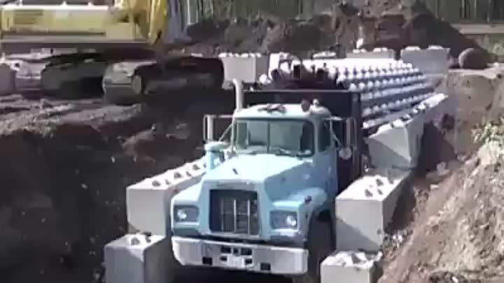 Укладка плит при строительстве тонеля