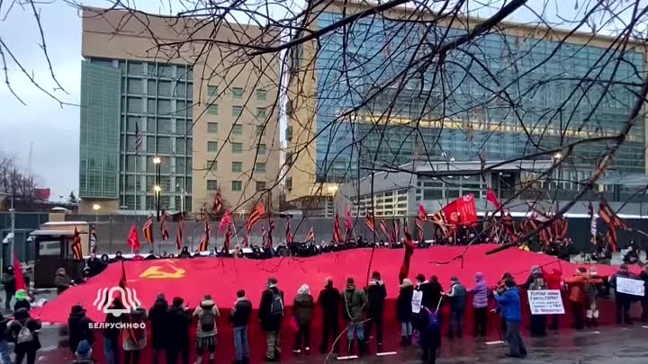 Огромный флаг СССР развернули у посольства США в Москве 24.12.2022