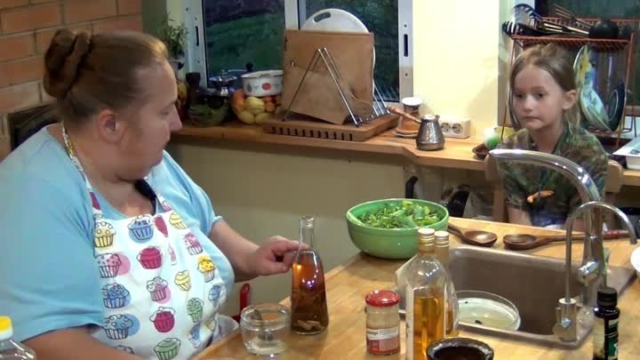 Зелёный салат. Ребенок на кухне