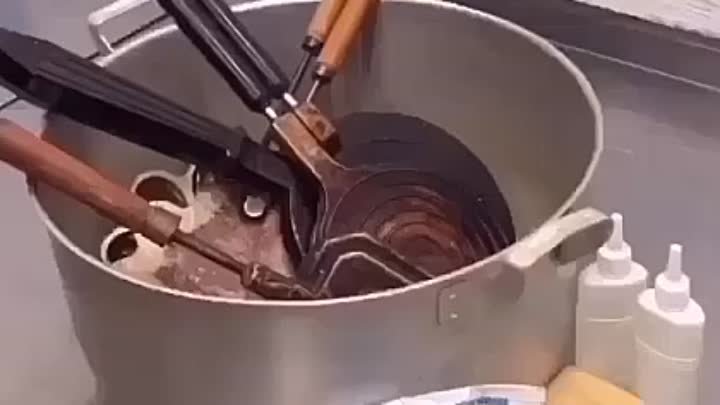 Очищаем металическую посуду от нагара 👍