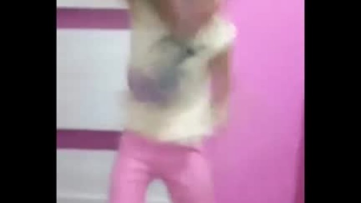 Смешные дети танцуют