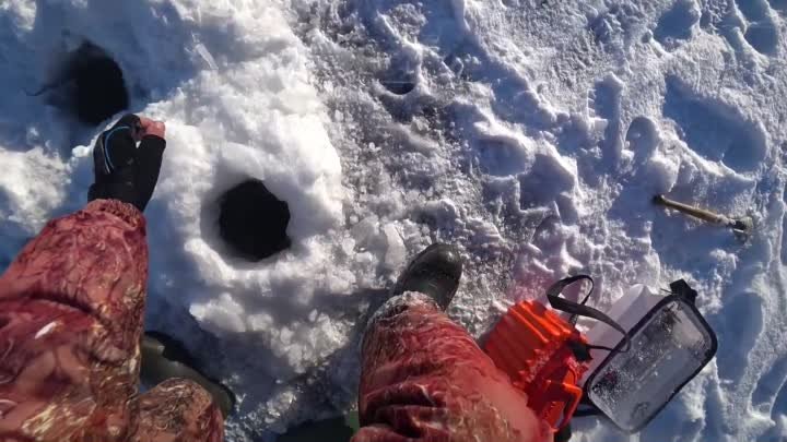 Рыбалка в мороз -35, попали на жор щуки