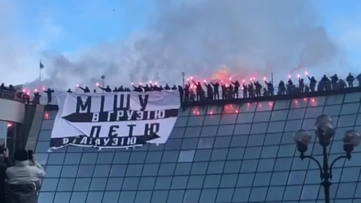Активисты на Майдане зажгли шашки
