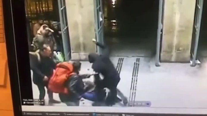 Кадры нападения в москве. В Париже миграция напала на женщину с ребенком.