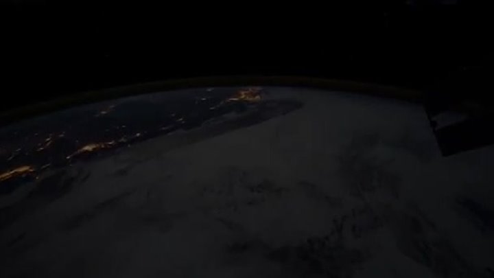 Вид со спутника ночью. Очень красиво!