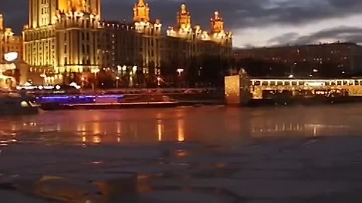 Зимняя прогулка вдоль набережной Москва-реки.