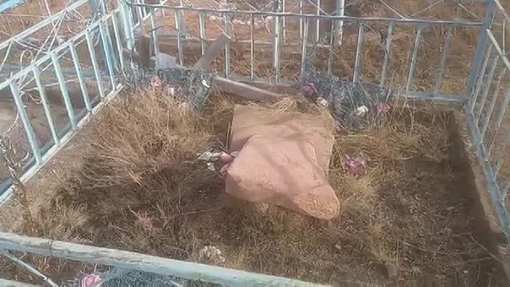 В Каджи-Сае вандалы сломали могилы