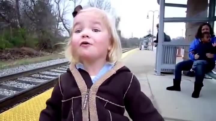 Маленькая девочка впервые видит поезд1