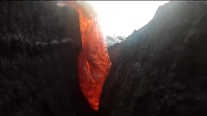 Экшн-камера уцелела в потоке раскалённой лавы и сняла процесс на видео