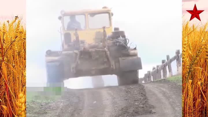 Фермер пашет землю на Танке Т-62 (переделанном)