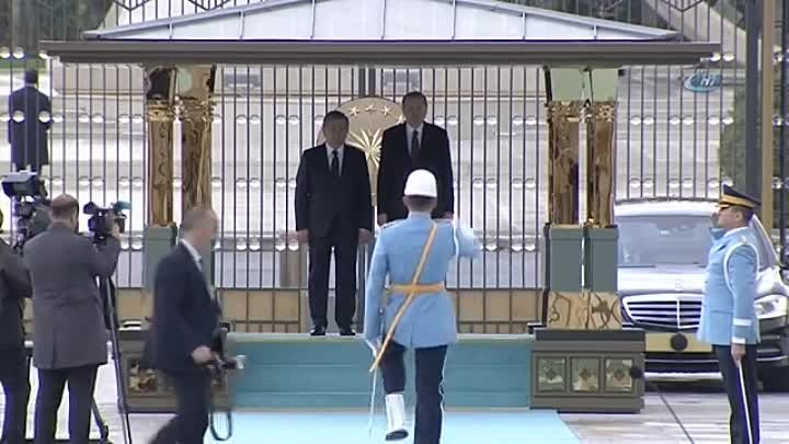 Почетный караул встречает Шавката Мирзиёева во Дворце Президента Турции