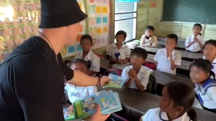 Раздали тетради в деревенской школе в Камбодже