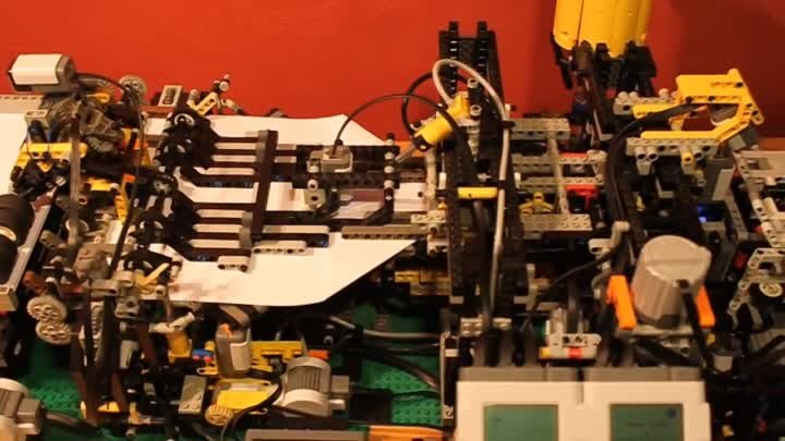 Машина из Лего для создания бумажных самолетиков