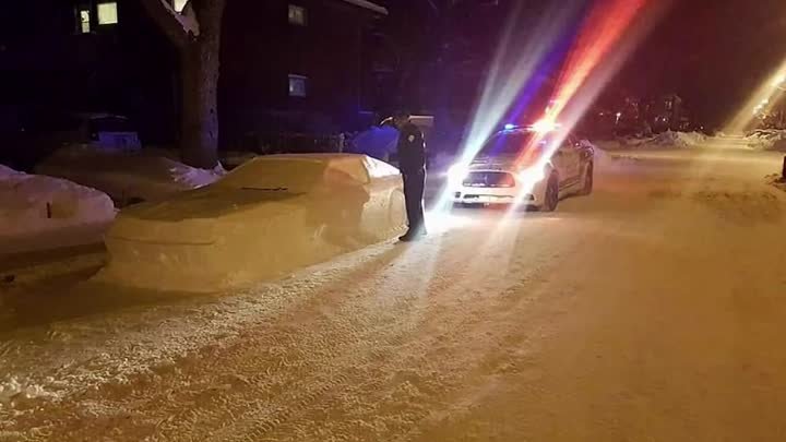 Полицейских разыграли, слепив из снега автомобиль