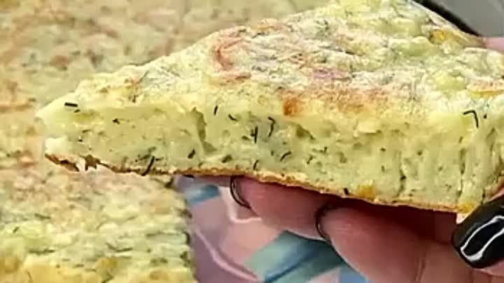 сырная лепешка с зеленью, приготовленная на сковороде
