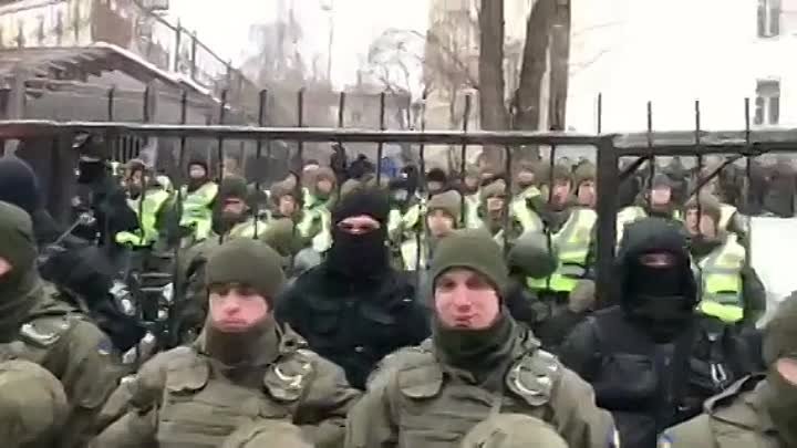 Противники Труханова под судом кричат "Труханова в тюрьму" ...