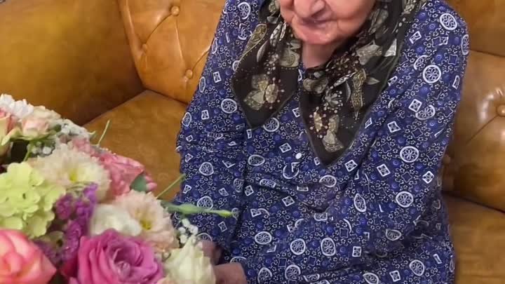 Реакция бабушки на букет цветов