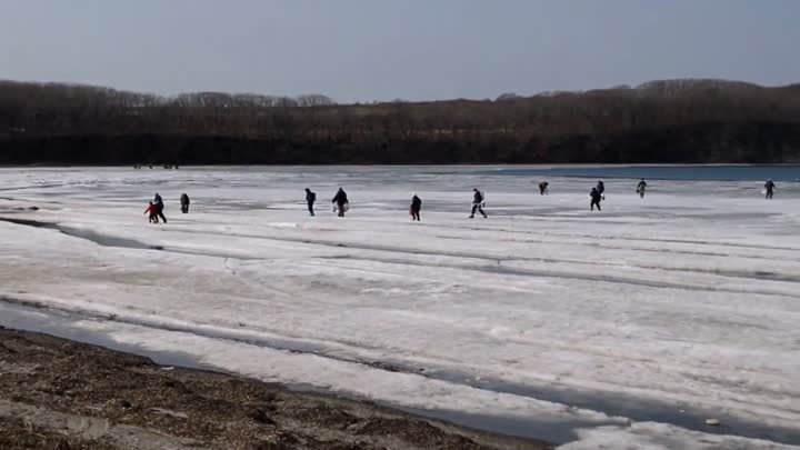 Лед оторвало с рыбаками.