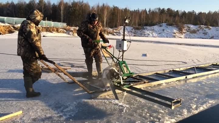 Как готовят лед для новогоднего городка.  Автор: Евгений Кочетков