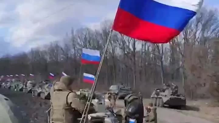 Огромная колона боевой техники под российскими флагами