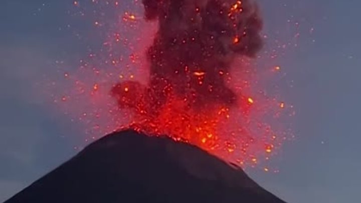 🔥 Фуэго ("вулкан огня") - стратовулкан в западной части Г ...
