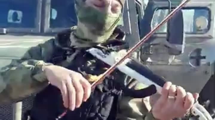 🛑🇷🇺🎻 Военнослужащий из Мордовии сыграл на скрипке в зоне СВО.
